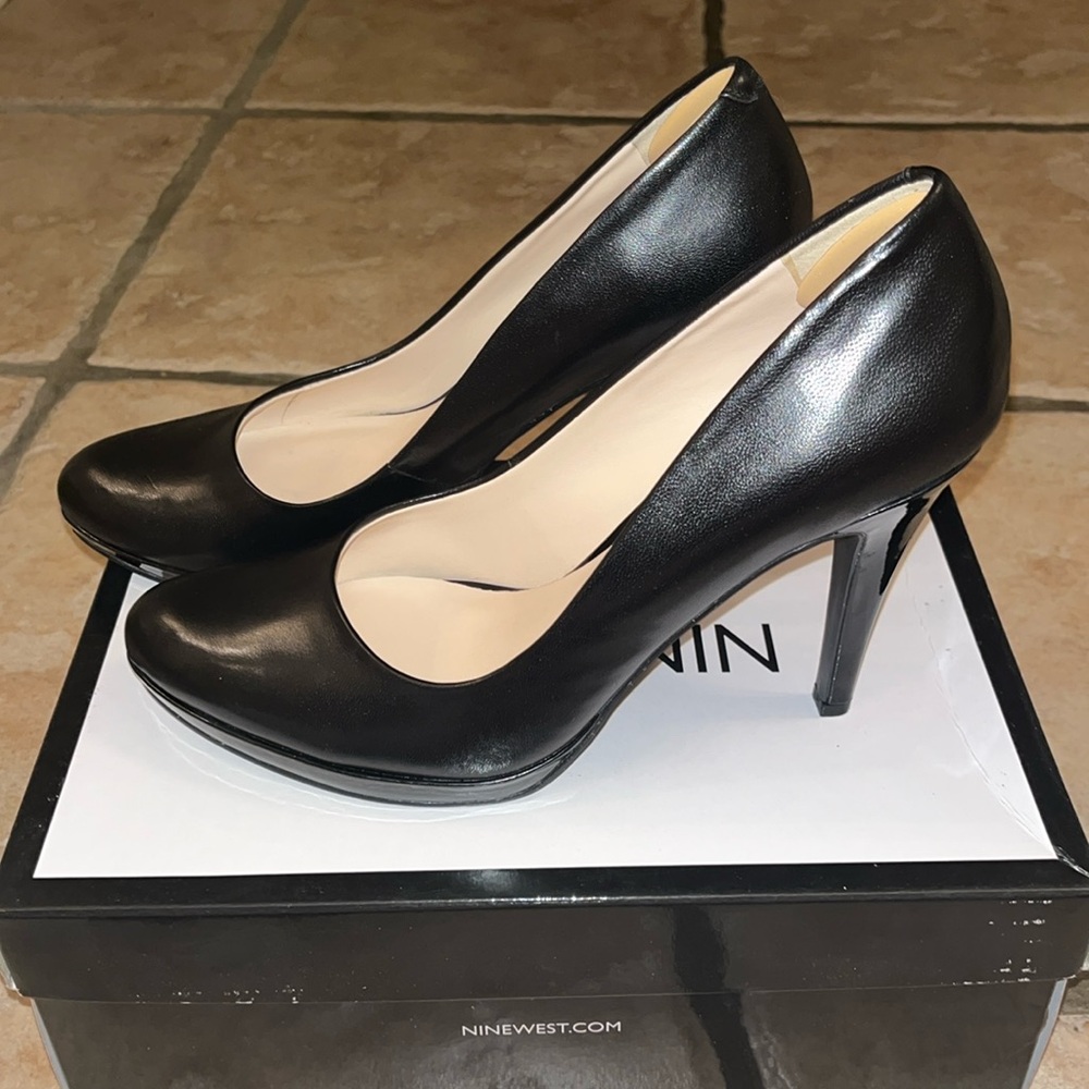 Black size 7.5 Nine West heels.